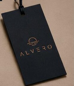 Tag da peça com logo ALVERO